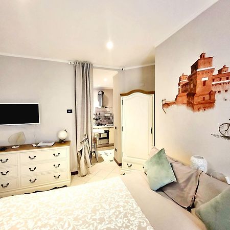 A Due Passi Dal Castello Apartment Ferrara Bagian luar foto
