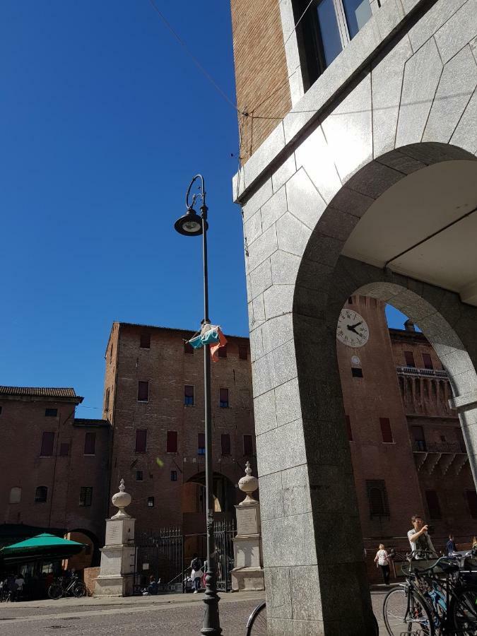 A Due Passi Dal Castello Apartment Ferrara Bagian luar foto