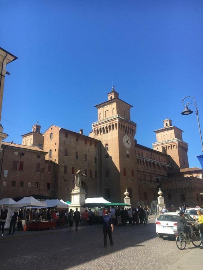 A Due Passi Dal Castello Apartment Ferrara Bagian luar foto