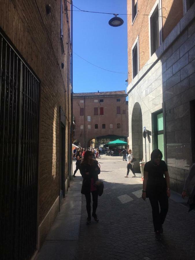 A Due Passi Dal Castello Apartment Ferrara Bagian luar foto