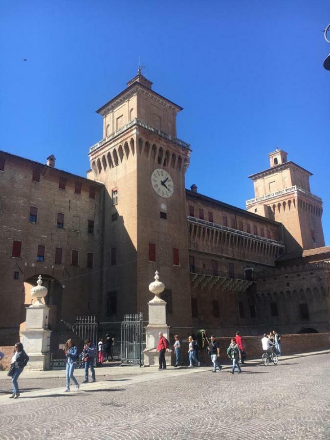 A Due Passi Dal Castello Apartment Ferrara Bagian luar foto