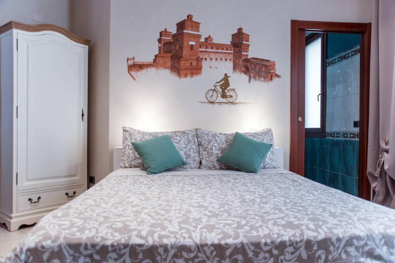 A Due Passi Dal Castello Apartment Ferrara Bagian luar foto