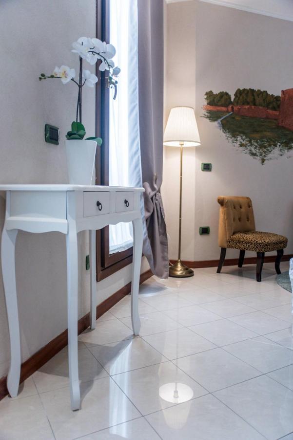 A Due Passi Dal Castello Apartment Ferrara Bagian luar foto